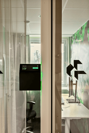 CaseStudy_HugeBostäder_HumlyHIGH_RES_Booking Device on Room_7571 1