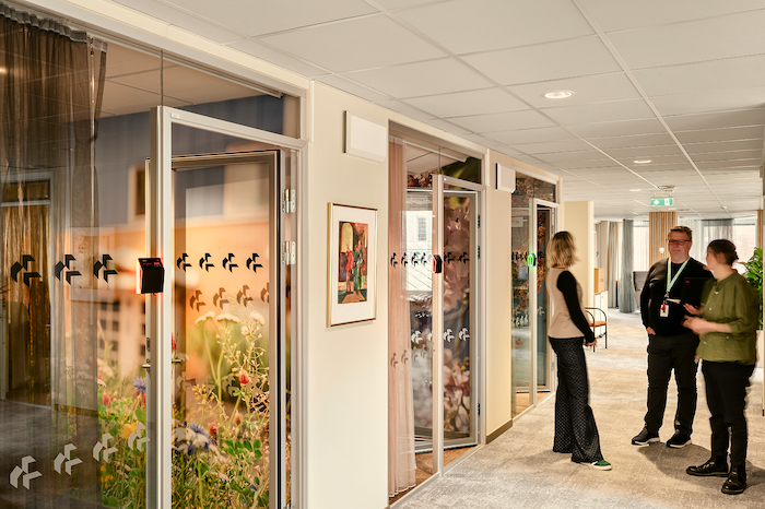 CaseStudy_HugeBostäder_HumlyHIGH_RES_Booking Devices_In offices_7647 1
