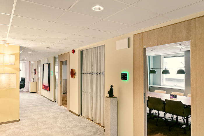 CaseStudy_HugeBostäder_HumlyHIGH_RES_Humly Room Display_7578 1