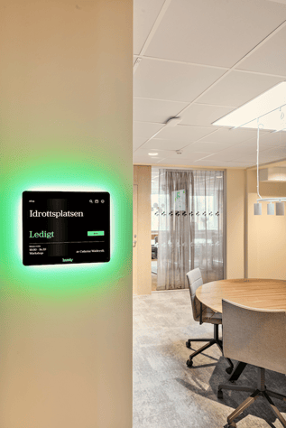 CaseStudy_HugeBostäder_HumlyHIGH_RES_Room Display_Available_Up close_7611 1