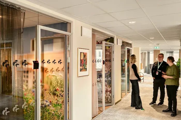 CaseStudy_HugeBostäder_HumlyHIGH_RES_Booking Devices_In offices_7647 1