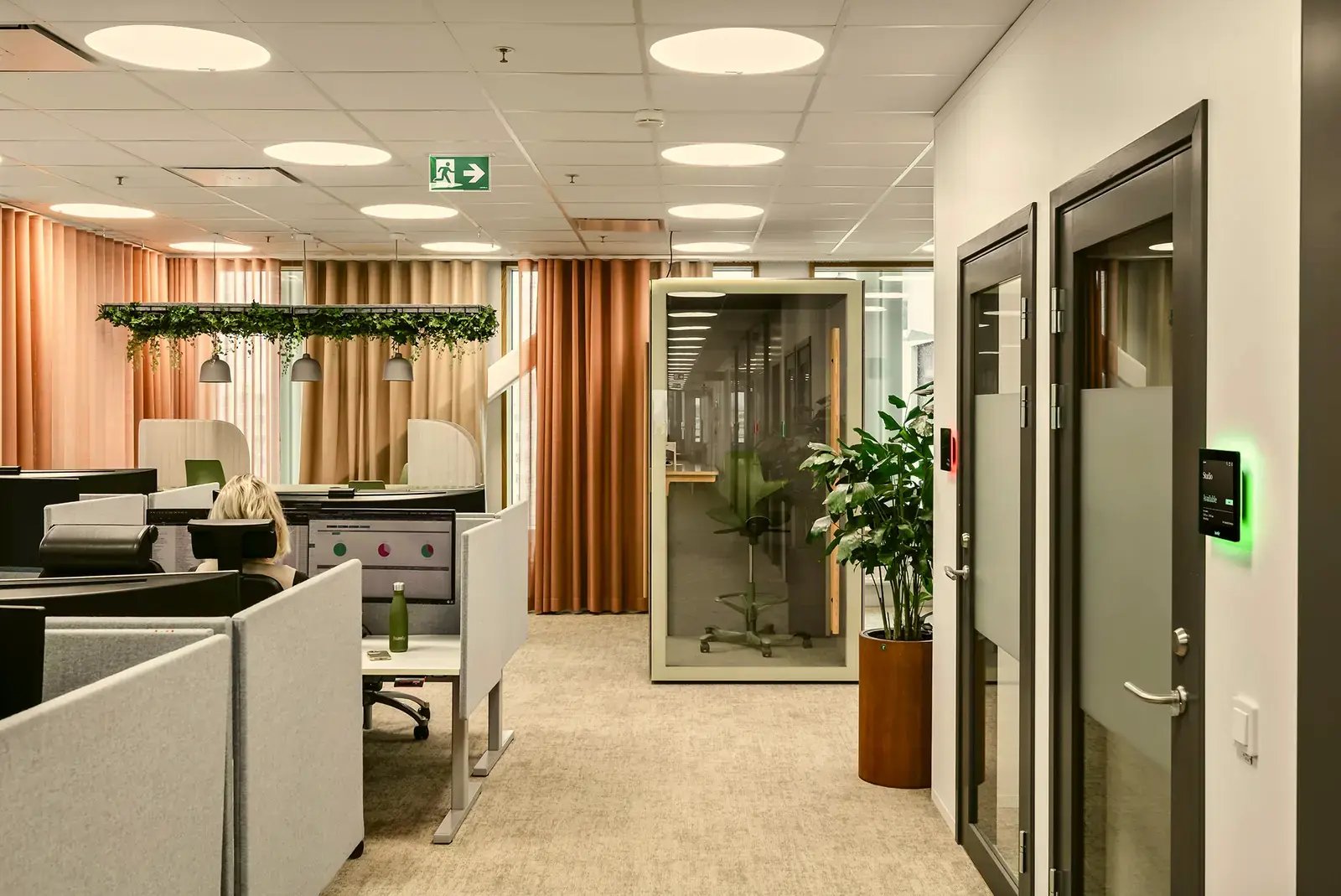Humly Room Display avec voyant vert de disponibilité à côté de la porte d’une salle de réunion dans un open space